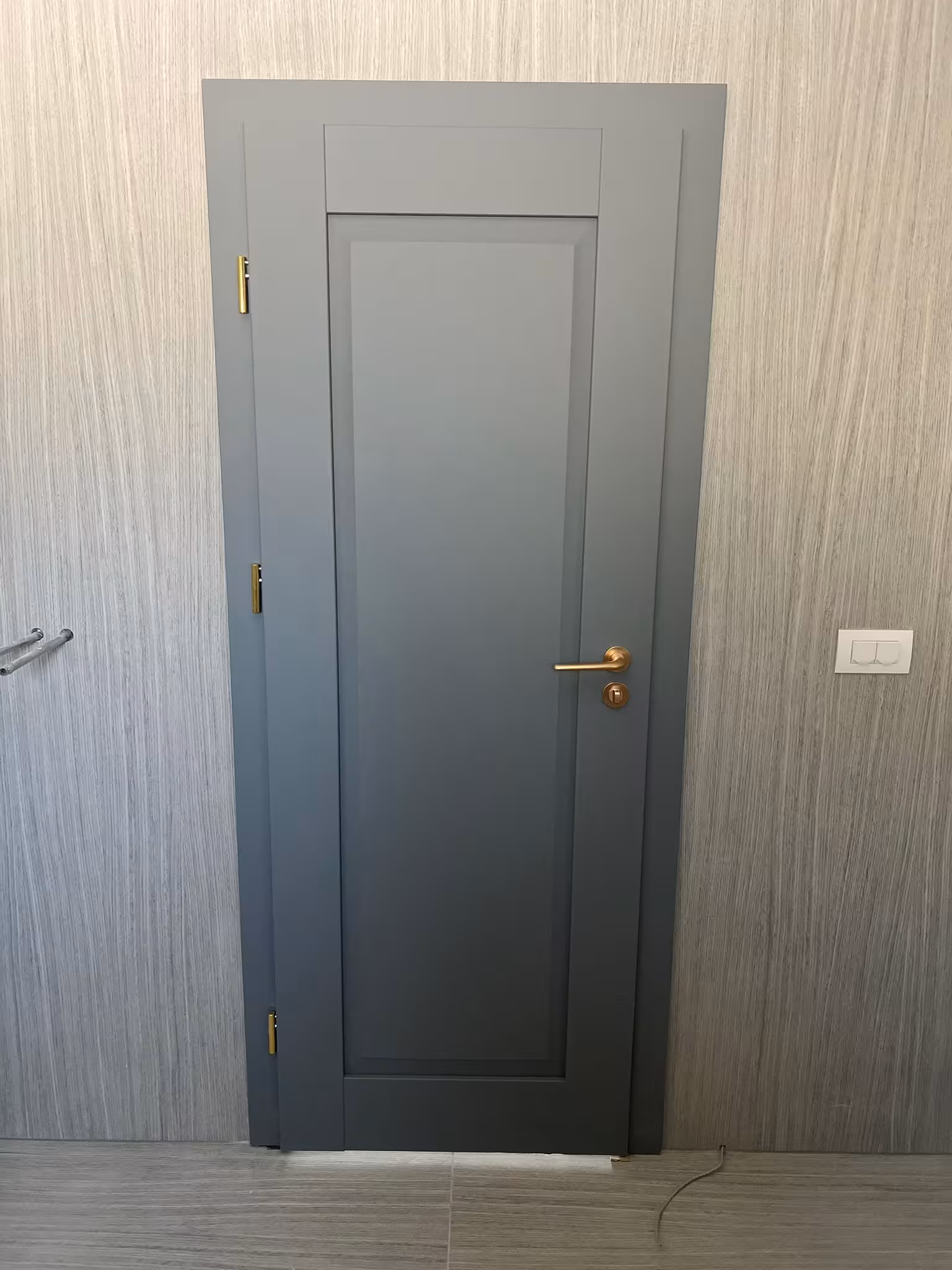 Montaj ușă modernă din lemn, finisaj gri mat, instalată cu precizie