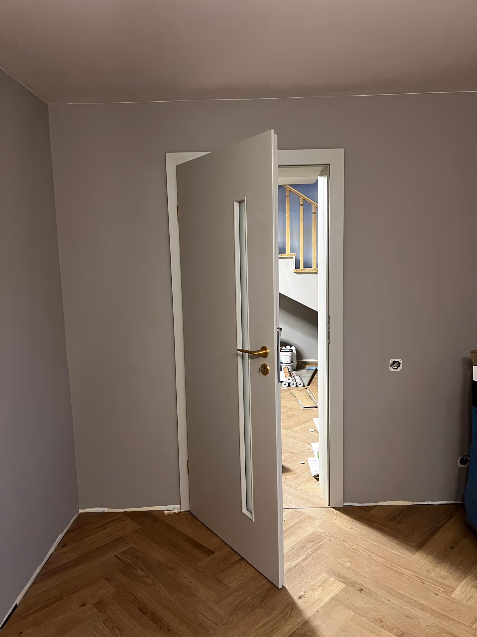 Montaj ușă de interior bej cu inserție de sticlă, montată corect și finisată curat într-o locuință din Iași