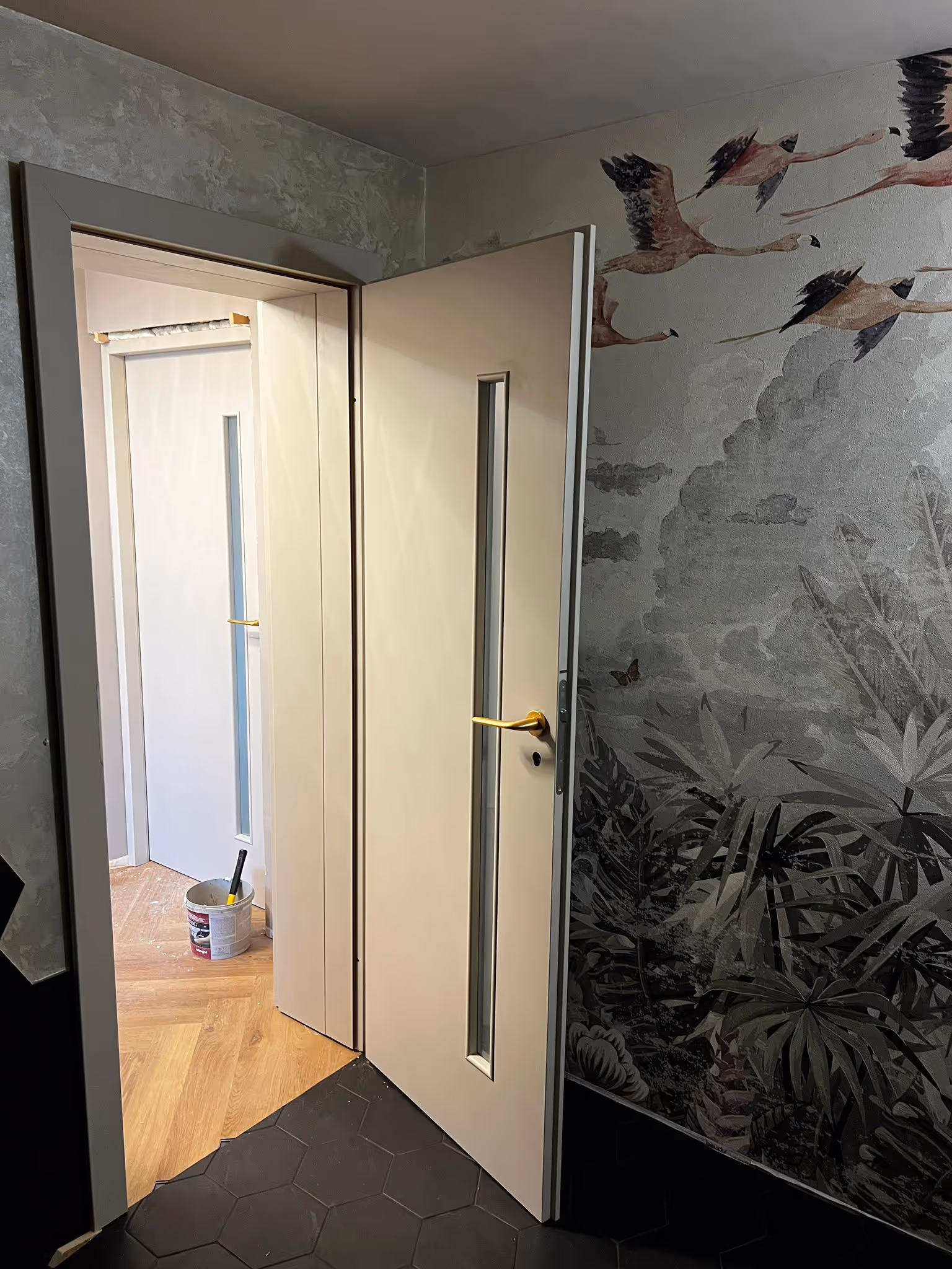 Montaj profesional de ușă de interior bej cu geam vertical și mâner auriu, instalată într-un apartament din Iași