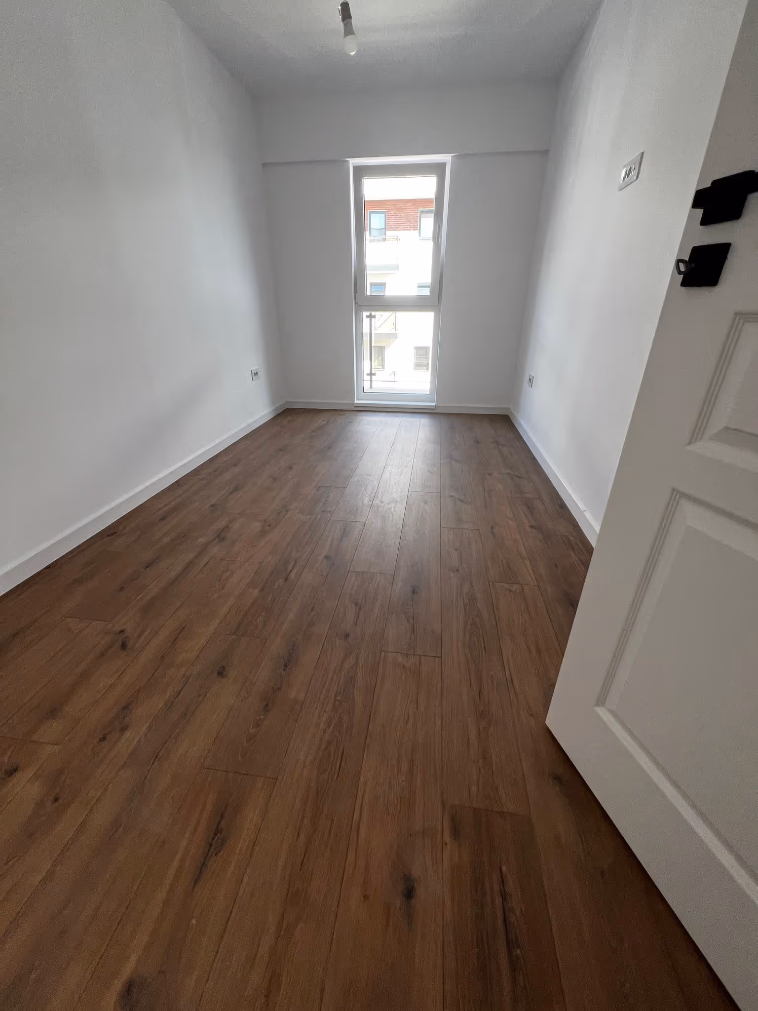 Parchet laminat în nuanță de stejar,montat într-un apartament luminos