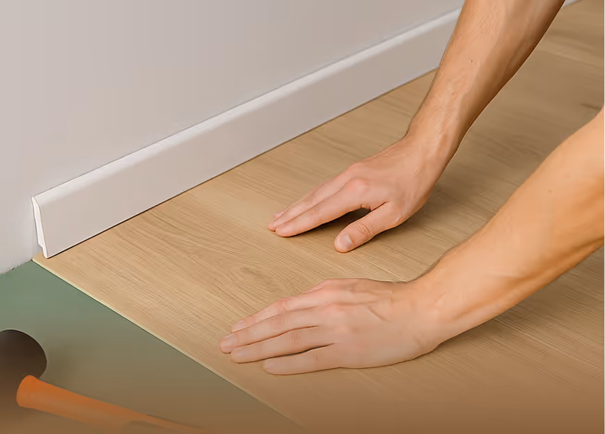 Montaj profesional de uși albe de interior, aliniate perfect și montate corect pentru o închidere precisă